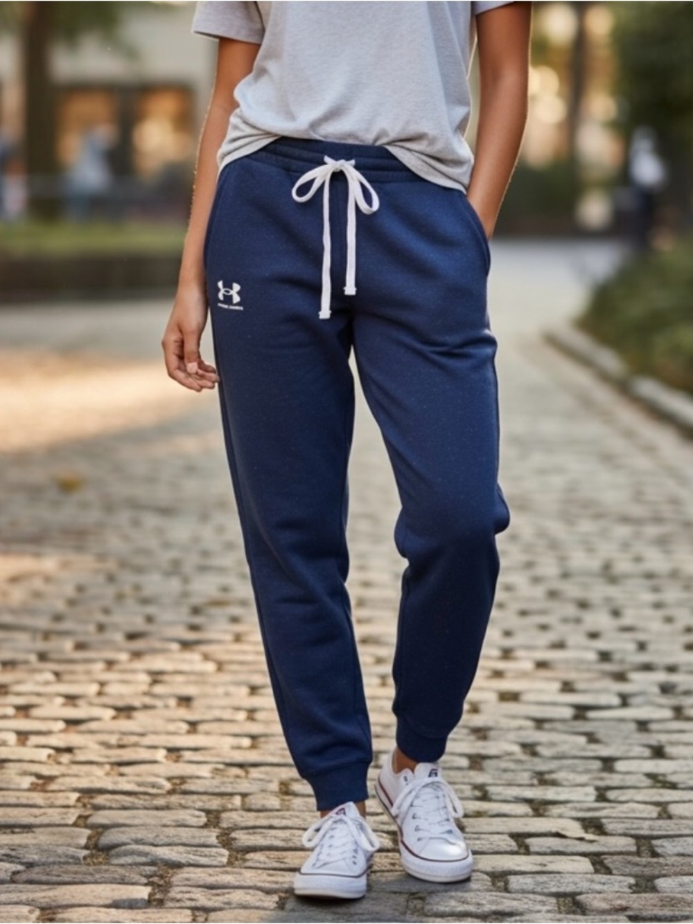 Under Armour Women's Navy Jogger Pants - Size Small